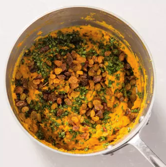 Mashed sweet potatoes with curry and golden raisins
