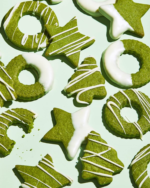 Matcha-butter cookies with white chocolate drizzle