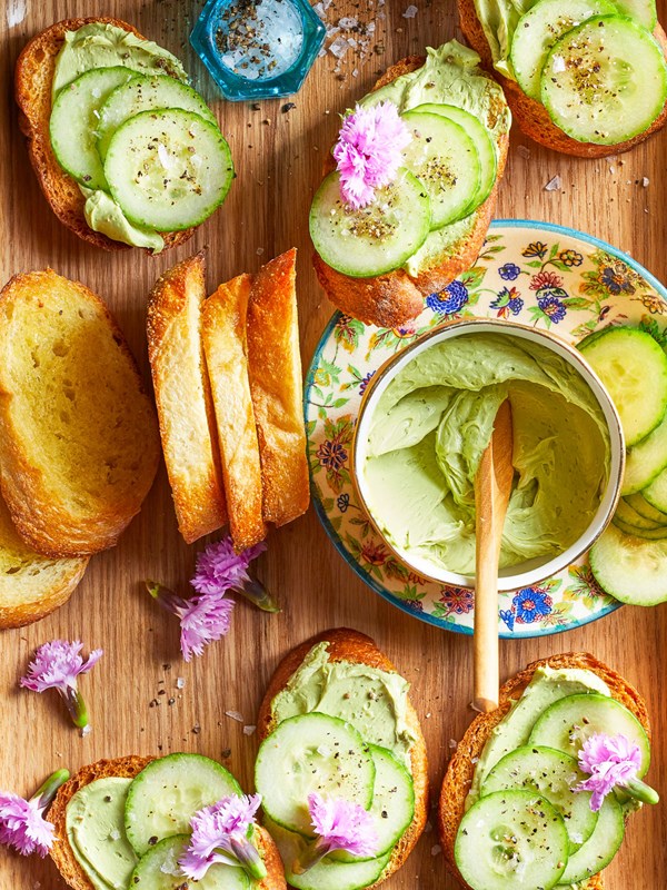 Matcha-cucumber crostini