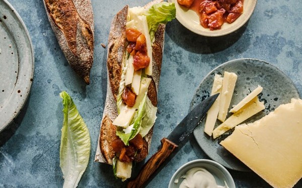 Mature cheddar sandwiches with peach and ginger relish
