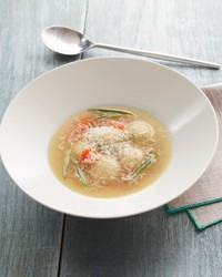 Matzoh balls in brodo