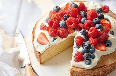 Mazarin almond cake with summer berries
