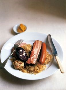 Meat goulash with dumplings (Gulash con spätzle)