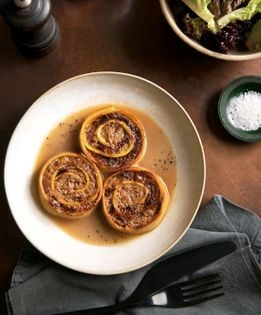 Meat-stuffed pasta rolls (Fleischschnacka)