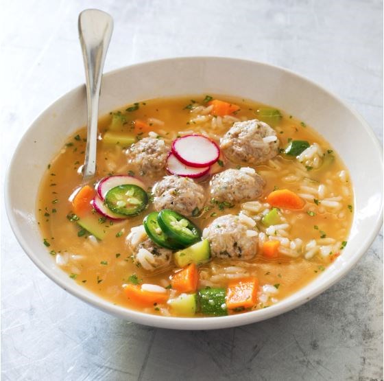 Meatball soup with rice and cilantro (Sopa de albóndigas)