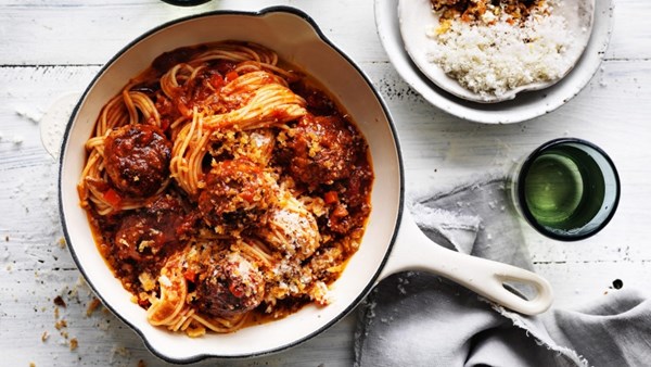 Meatballs braised in tomato sauce 