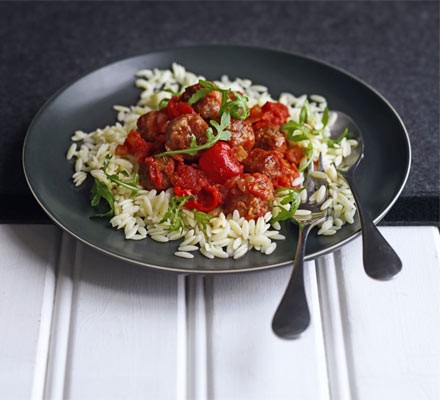 Meatballs in hot pepper sauce with orzo and rocket
