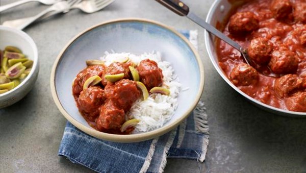 Meatballs in tomato sauce with cinnamon & cumin (Soutzoukakia)