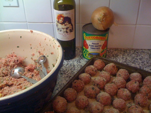 Meatballs with currants and pine nuts