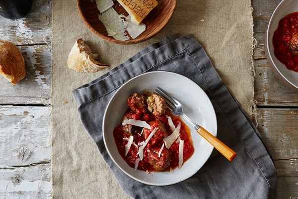 Meatballs with tomato and zucchini