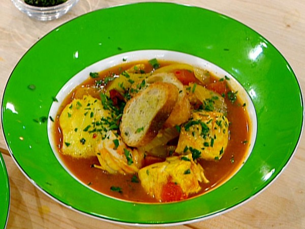 Mediterranean fish soup (with Garlic-rubbed croutons)