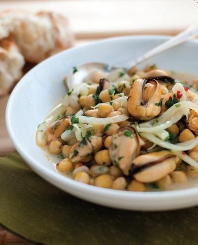 Mediterranean mussel and chickpea soup