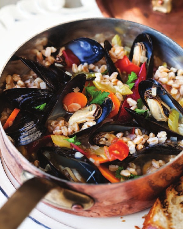 Mediterranean mussels with farro and white wine