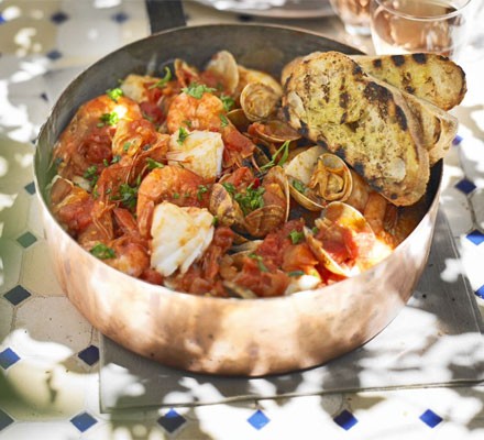 Mediterranean stew with garlic toasts