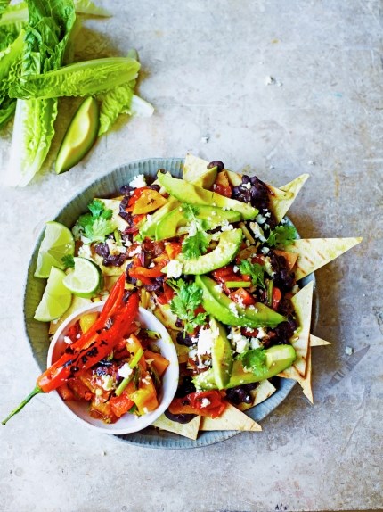 Mega veggie nachos