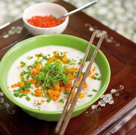 Mekong's prawn and noodle soup cooked in coconut milk (Bánh canh tôm nuóc dùa)