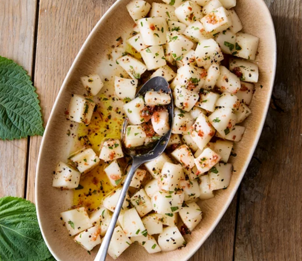 Melon salad (Sagwa chamoe saelleodeu)