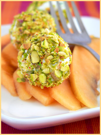 Melon with fresh goat cheese and pistachios (Melon et boulettes de chèvre frais aux pistaches)