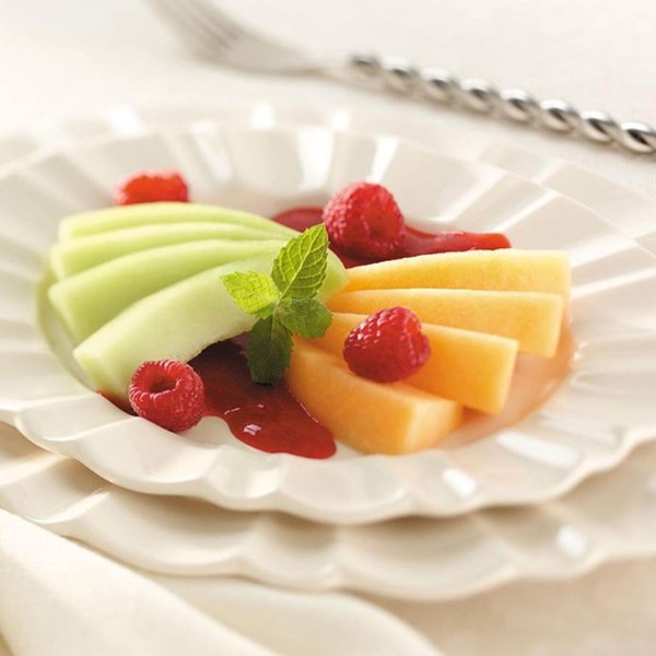 Melon with raspberry sauce