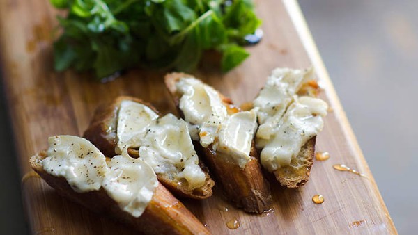 Melted goat's cheese on sourdough (Crottin chaud sur toast)