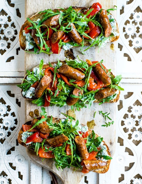 Merguez tartines with roasted pepper and rocket