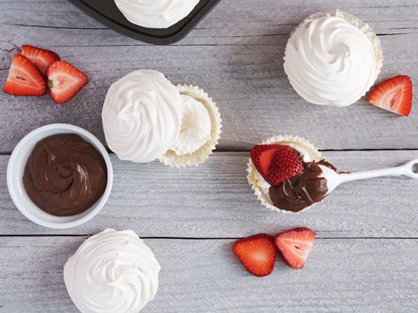 Meringue cupcakes with Nutella and strawberries