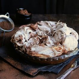 Meringue gelato cake with chocolate sauce