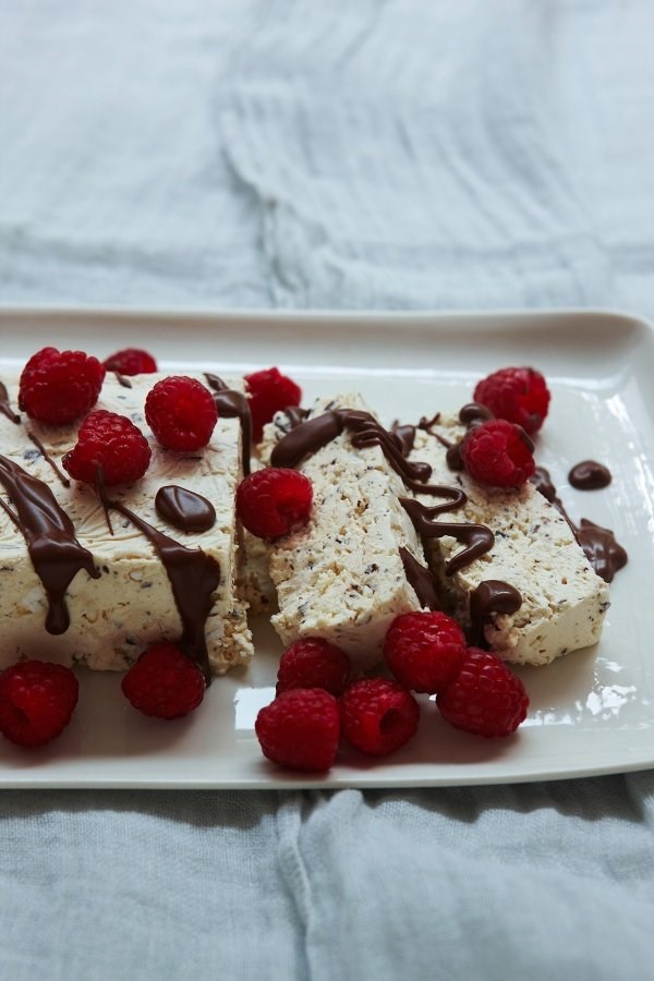 Meringue gelato cake with chocolate sauce