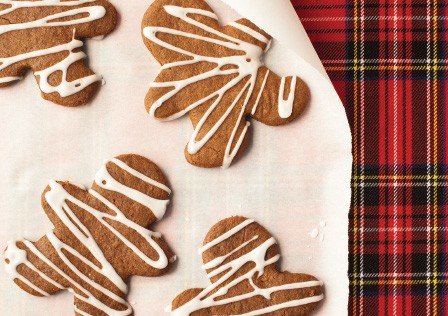 Meringue-iced soft gingerbread cookies
