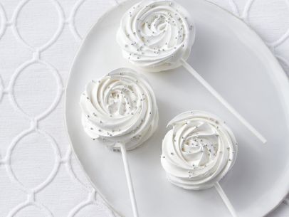 Meringue lollipops