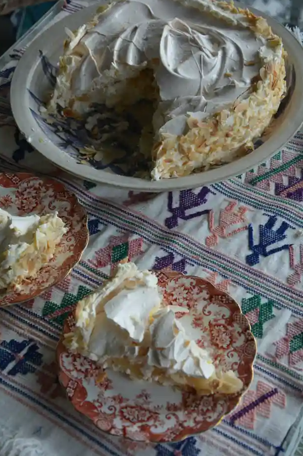 Meringue with cream, fruit and toasted almonds (Meringata)