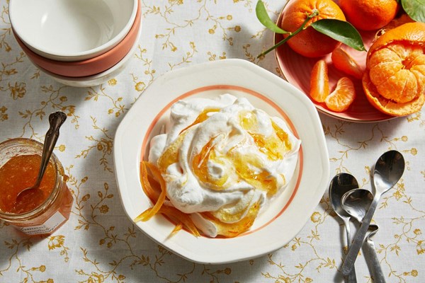 Meringue with orange marmalade