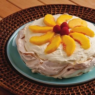 Meringue with peaches and raspberries