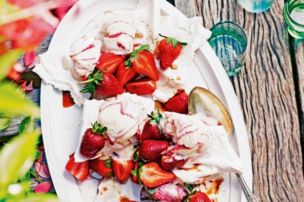 Meringue with pepper & vodka strawberries
