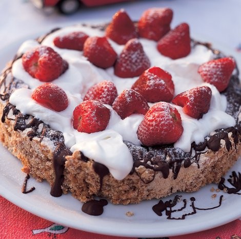 Meringue with strawberries and chocolate