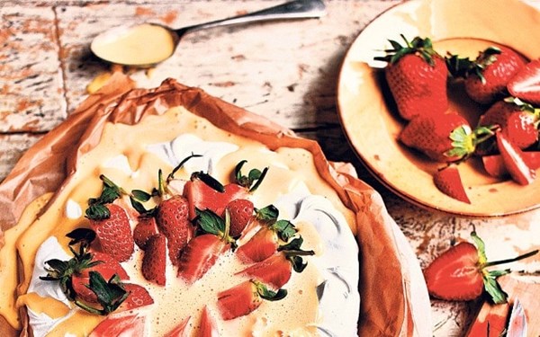 Meringue with zabaglione and strawberries (Meringa con zabaglione e fragole)