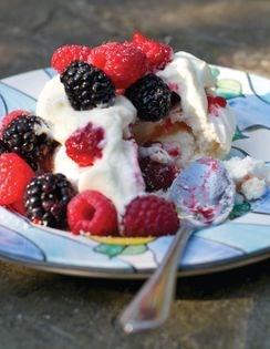 Meringues with berries and cream
