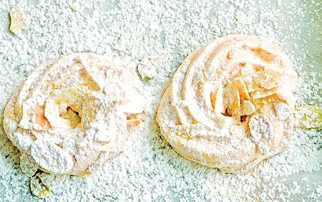 Meringues with lemon and almonds (Meringhe al limone e mandorle)