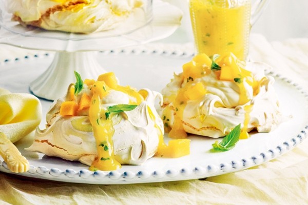 Meringues with mango mojito sauce
