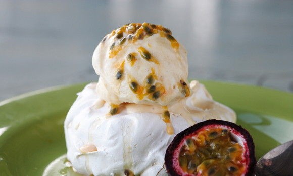 Meringues with passionfruit curd