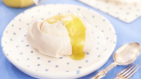 Meringues with pink grapefruit curd and cream