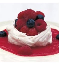Meringues with summer fruits