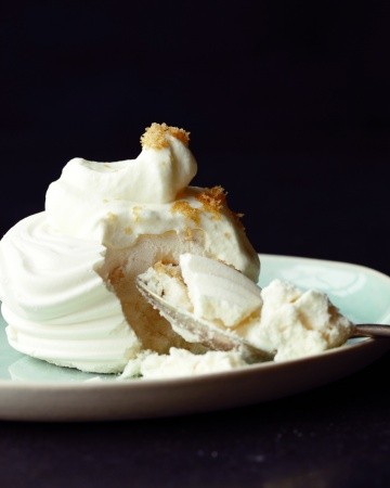 Meringues with vanilla cream