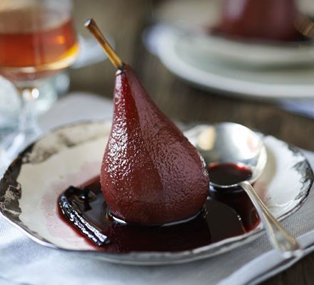 Merlot-poached pears with vanilla & cinnamon 