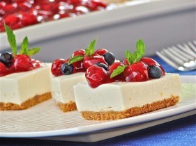 Merry cherry cheesecake [Simple and scrumptious cherry cheesecake squares with a hint of lemon]
