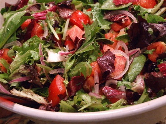 Mesclun & tomato salad with honey-lemon dressing