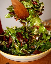 Mesclun salad with fried shallots and blue cheese