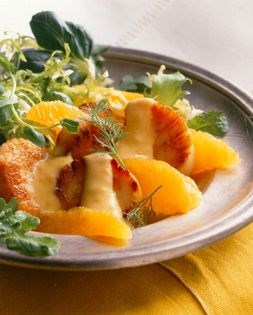 Mesclun with scallops Maltaise