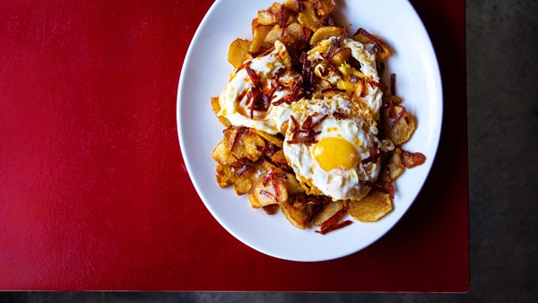 "Messy eggs" with rough-cut potatoes (Huevos rotos vascos)