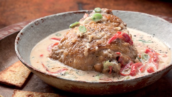 Mexican chicken with yogurt and almonds